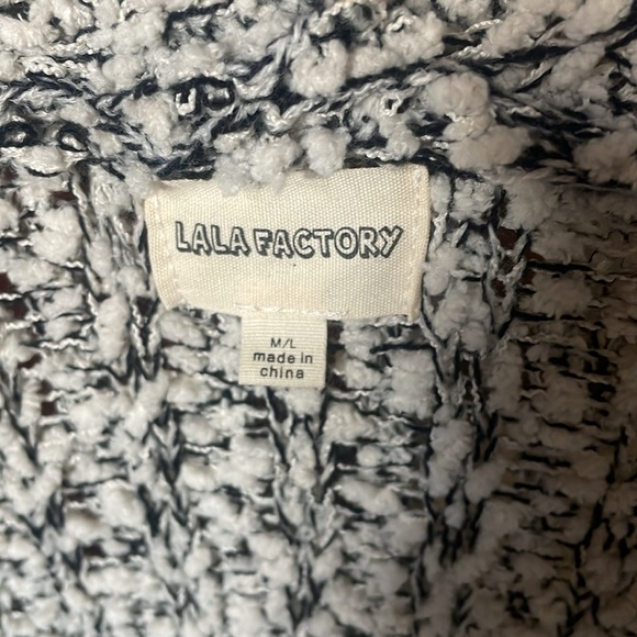 Popcorn long cardigan!🖤🤍 - Picture 2 of 4